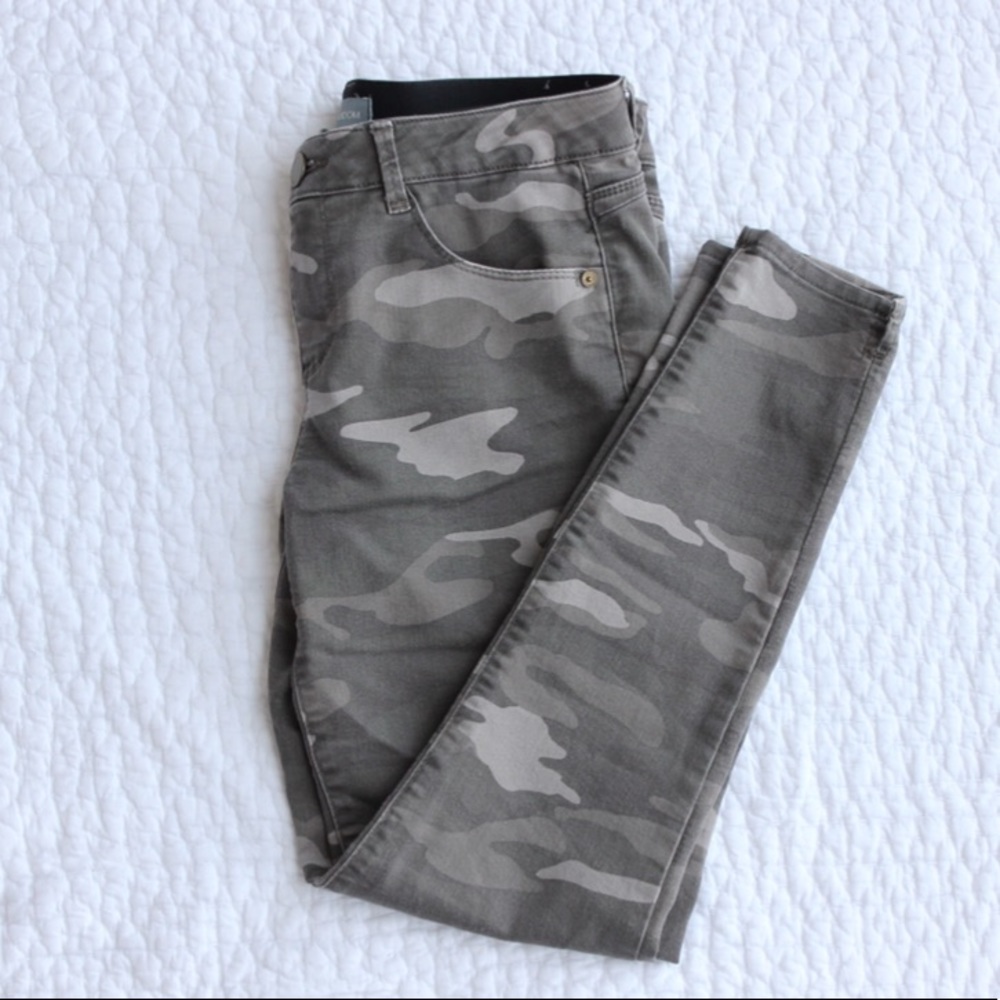 Stretchy fit, cropped camo pants